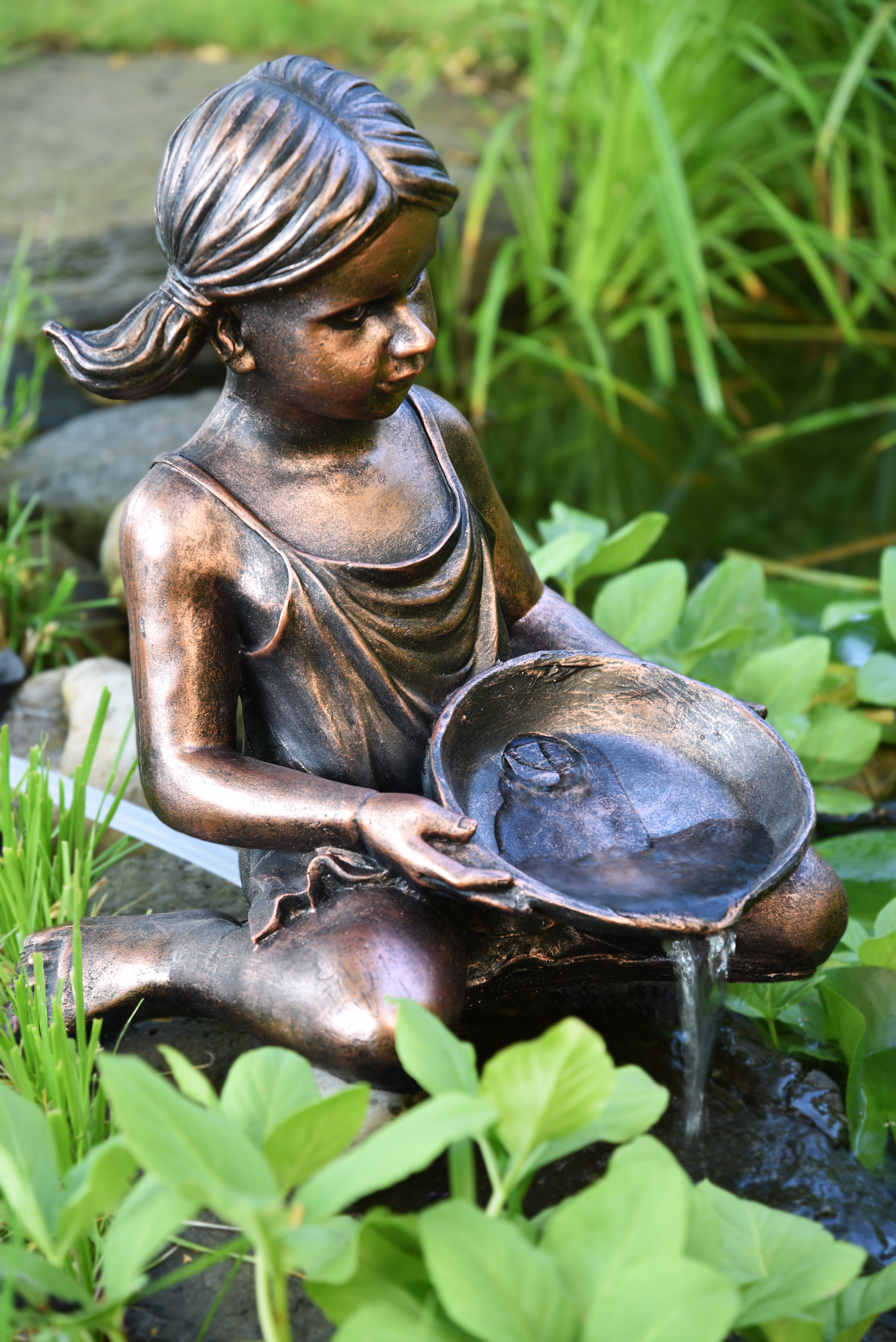 Vorschaubild Galerie Heissner Teichfigur "Mädchen mit Schale", 44x25x45cm
