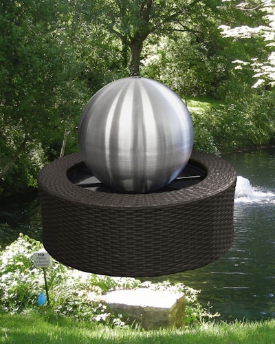 Gardenforma Wasserspiel mit Edelstahl-Kugel 35 cm, Rattanumrandung, Pumpe und LED Bild