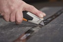 Fiskars CarbonMax Universalmesser mit einziehbarer Klinge  HB 1061192