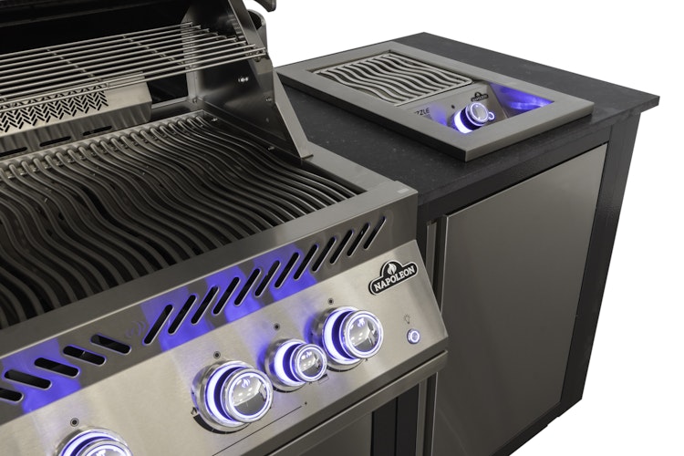 Napoleon Outdoor Küche OASIS Compact 105 inkl. Gas-Einbaugrill der Serie 700 und Einbau Sizzle Zone Bild