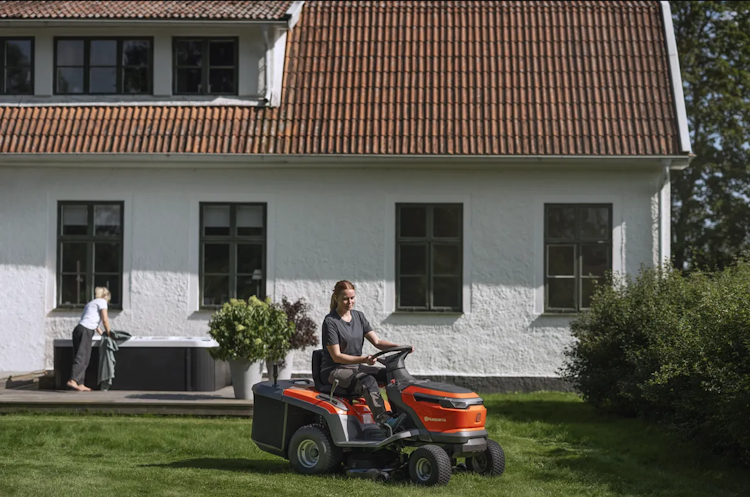 Husqvarna Akku-Rasentraktor TC 100i mit Fangsack