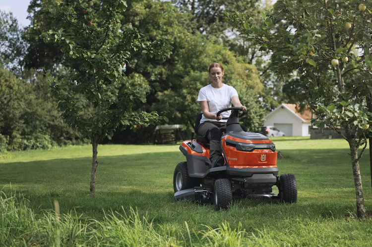 Husqvarna Akku-Rasentraktor TS 100i mit Seitenauswurf