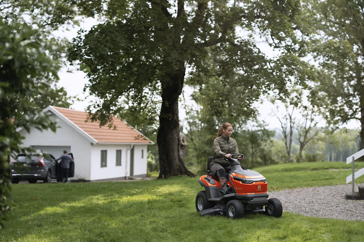 Husqvarna Akku-Rasentraktor TS 100i mit Seitenauswurf