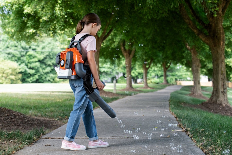 Husqvarna Kinder-Laubbläser mit Seifenblasen Rückentragbar