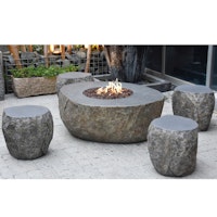 Gardenforma Sitzgruppen-Set: Gas Feuerstelle Vesuv in Basaltoptik aus Faserbeton & 4x Hocker Naturstein