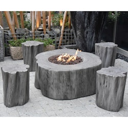 Gardenforma Sitzgruppen -Set: Gas Feuerstelle Manchester aus Faserbeton in Baumstammoptik, hellgrau & 4x Hocker