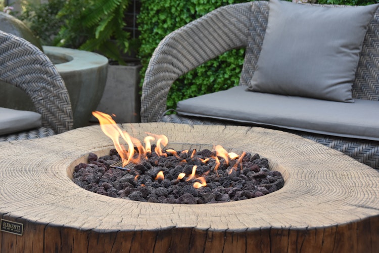 Gardenforma Sitzgruppen -Set: Gas Feuerstelle Manchester aus Faserbeton in Baumstammoptik, redwood & 4x Hocker Bild