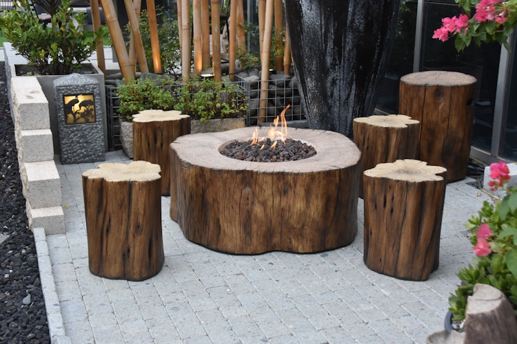 Gardenforma Sitzgruppen -Set: Gas Feuerstelle Manchester aus Faserbeton in Baumstammoptik, redwood & 4x Hocker Bild