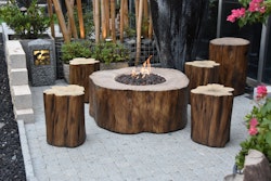 Gardenforma Sitzgruppen -Set: Gas Feuerstelle Manchester aus Faserbeton in Baumstammoptik, redwood & 4x Hocker