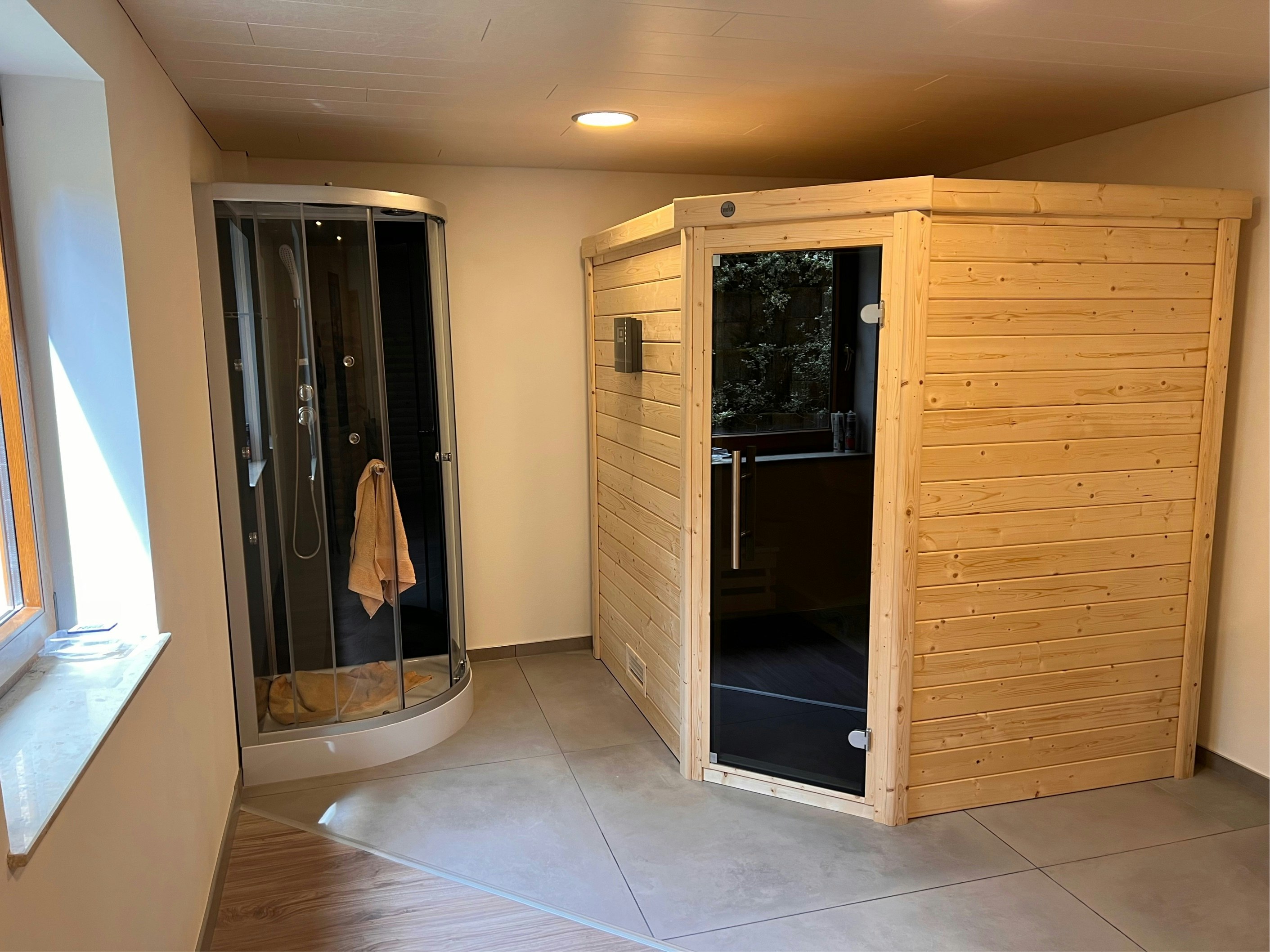 Von einem Kunden aufgenommenes Foto von Weka Premium Massivholzsauna Turku 1 Sparset 1 inkl. 7,5 kW Ofen und Leuchtenset - 45 mm - "Alles dabei" inkl. gratis Saunadüften & 5-teiligem Premium Zubehörset Von einem Kunden aufgenommenes Foto von Weka Premium Massivholzsauna Turku 1 Sparset 1 inkl. 7,5 kW Ofen und Leuchtenset - 45 mm - "Alles dabei" inkl. gratis Saunadüften & 5-teiligem Premium Zubehörset