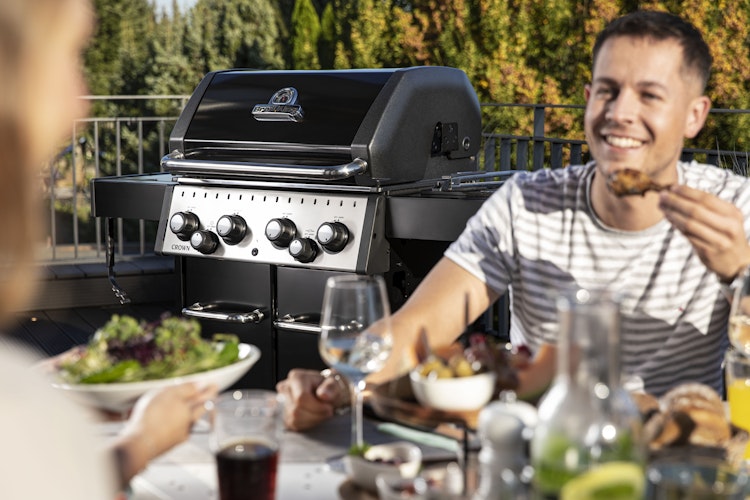 Broil King Gasgrill CROWN 490 inkl. Schutzhülle, Gussplatte und Grillzange Bild