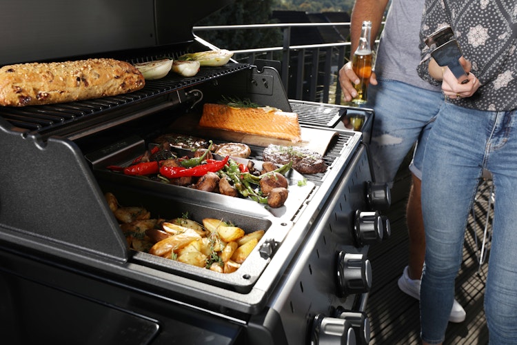 Broil King Gasgrill CROWN 490 inkl. Schutzhülle, Gussplatte und Grillzange Bild