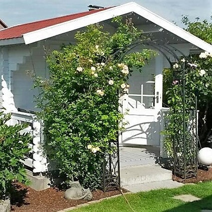 weißes Gartenhaus