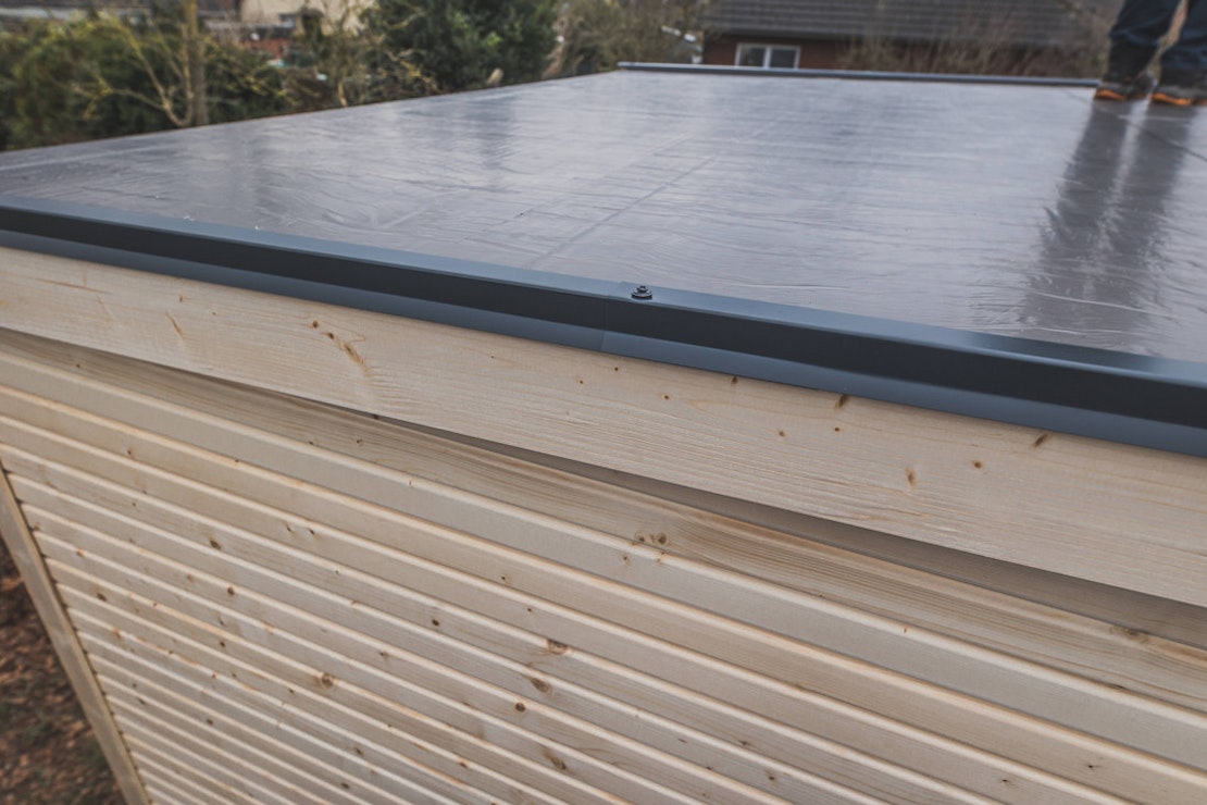 Die Blendabdeckungen bilden den Abschluss der Dachkannte und schützen die Holzblenden