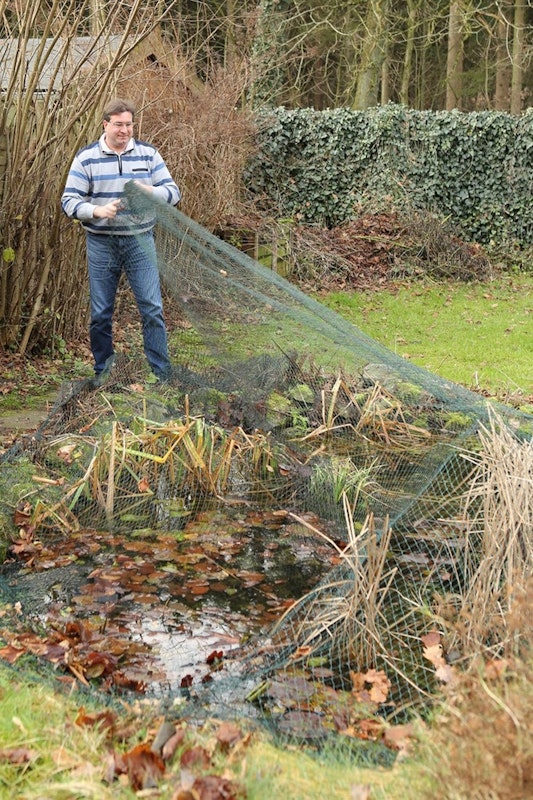 Das Teichnetz wird über den kompletten Teich gespannt und fängt Laub und kleine Ästchen ab. 