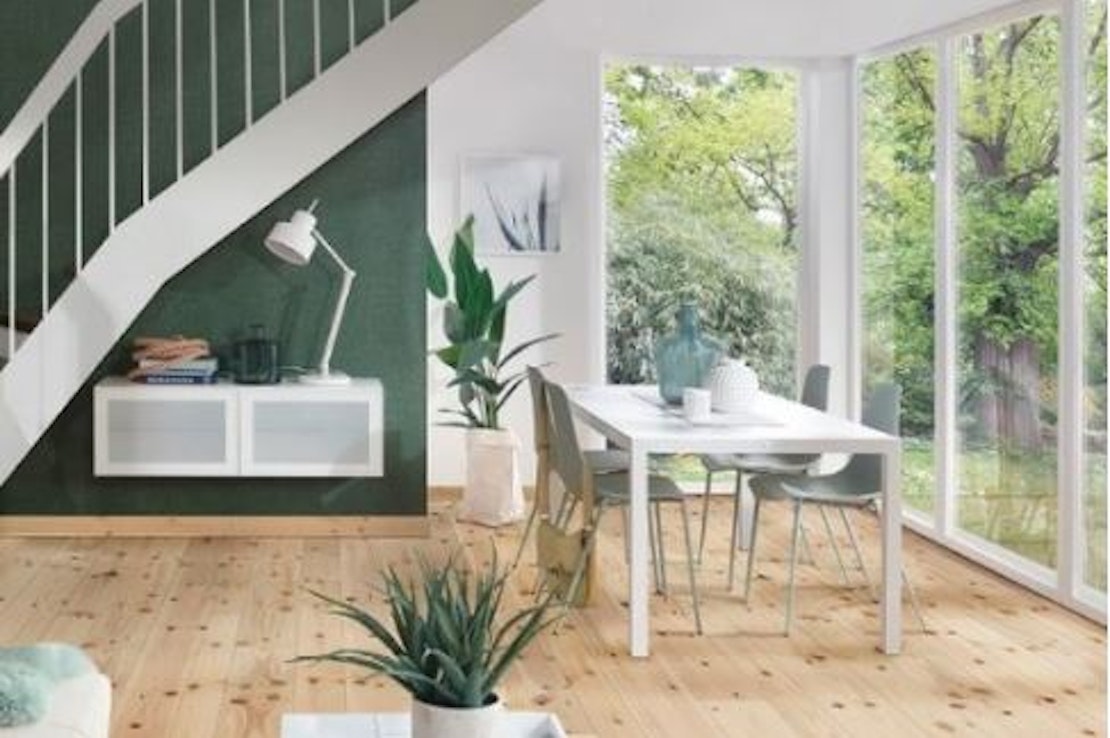 Ein offenes lichtdurchflutetes Ess- und Wohnzimmer mit einem schönen hellen Holzboden