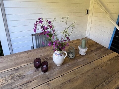 Die Grill & Chill Ecke ist fertig Der Esstisch aus Holz