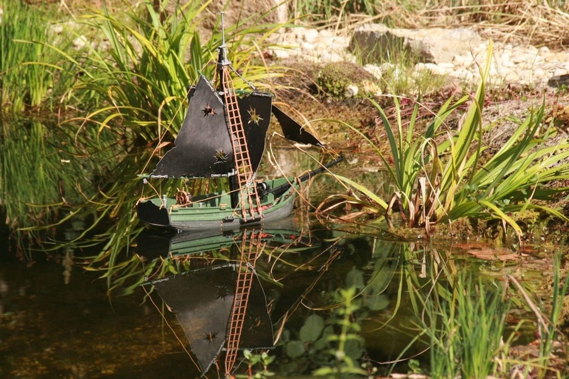 Spielzeugpiratenschiff auf dem Wasser
