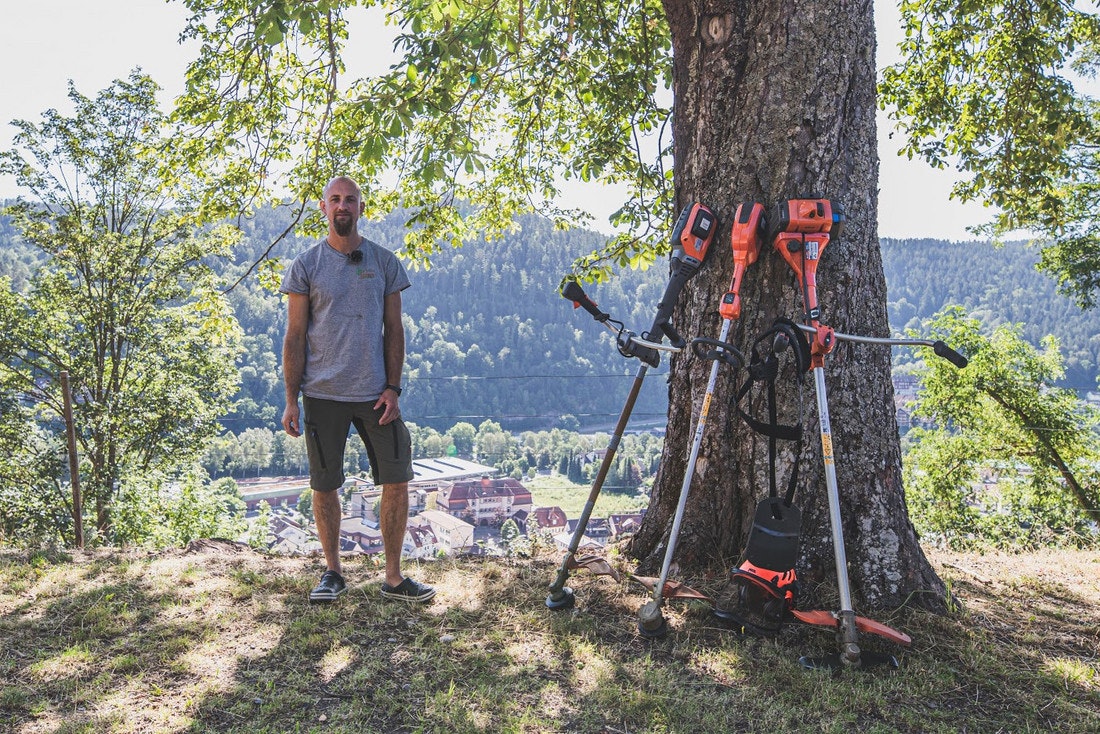 Unser Experte für Gartenpflege Phil Kern unterzieht die Husqvarna Freischneider täglich dem Praxistest