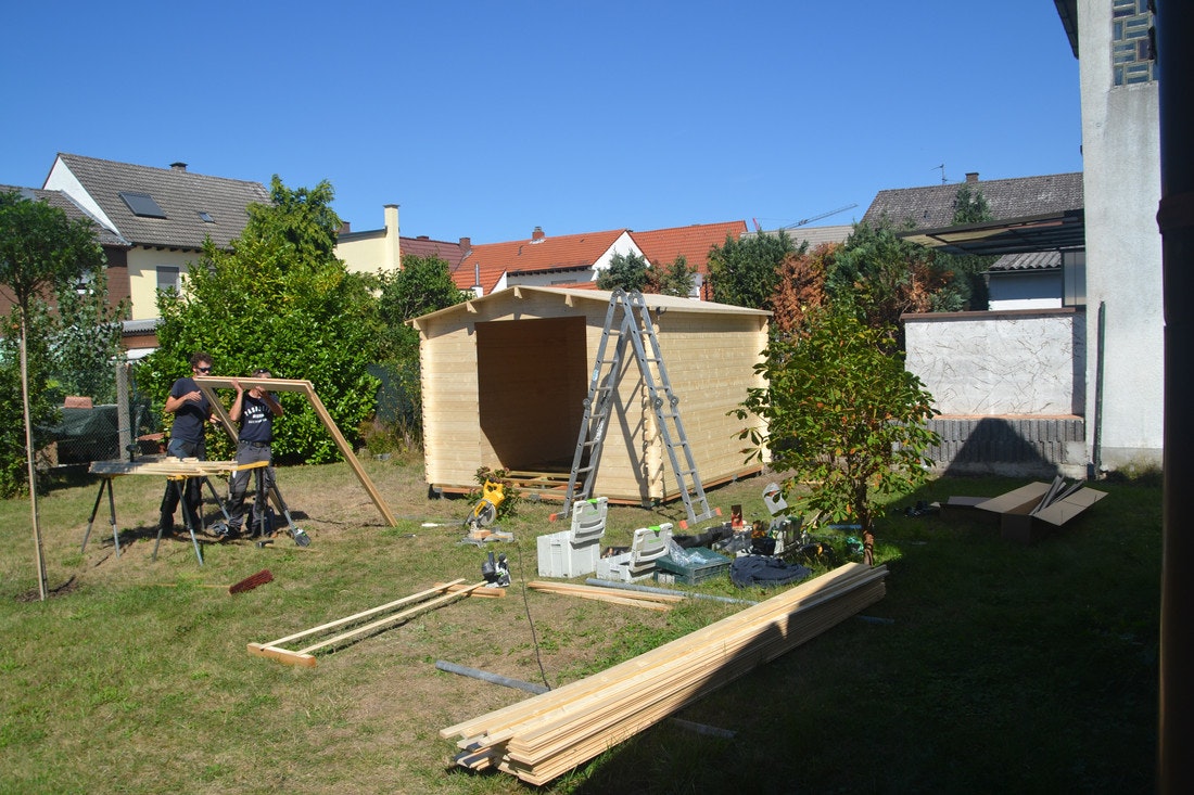 Aufbau des Blockbohlenhauses im Garten