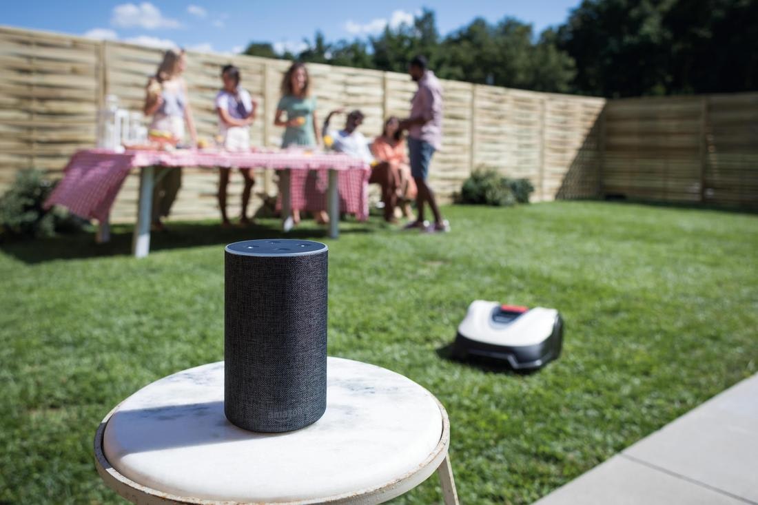 Amazon Alexa im Garten steuert den Rasenmähroboter
