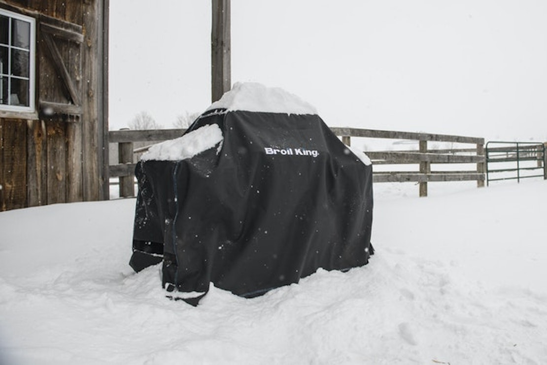 Die Abdeckhaube schützt den Grill vor Schnee und Eis