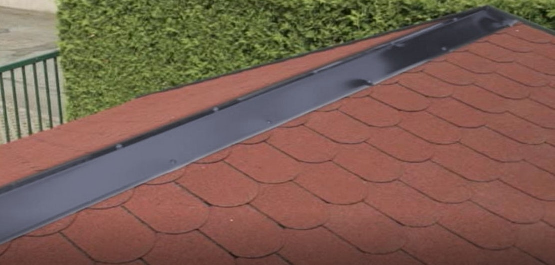 Der Dachfirst von Gartenhäusern mit Satteldach kann mit einer Aluminiumschiene wasserdicht abgedeckt werden