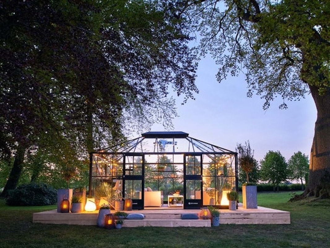 Mit einem großen Gewächshaus aus Glas schaffen Sie einen einzigartigen Rückzugsort in Ihrem Garten