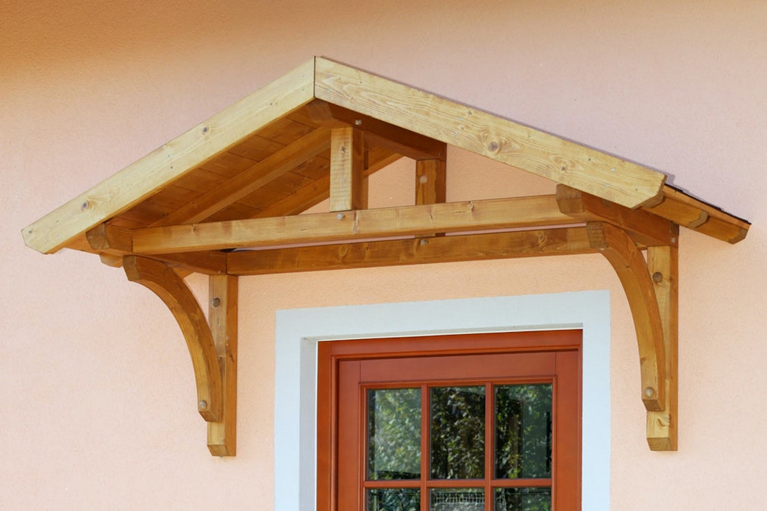 Holzvordach von Skanholz als Satteldach