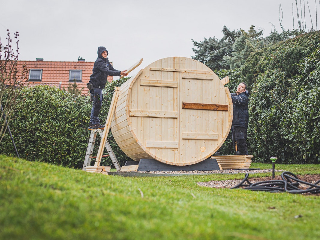 KÖMPF24-Montageservice - Monteure bauen eine Holzsauna im Garten auf