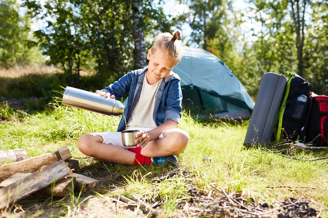 Hält warm und kalt - die Isolierkanne ist ein wichtiger Begleiter beim Camping-Urlaub