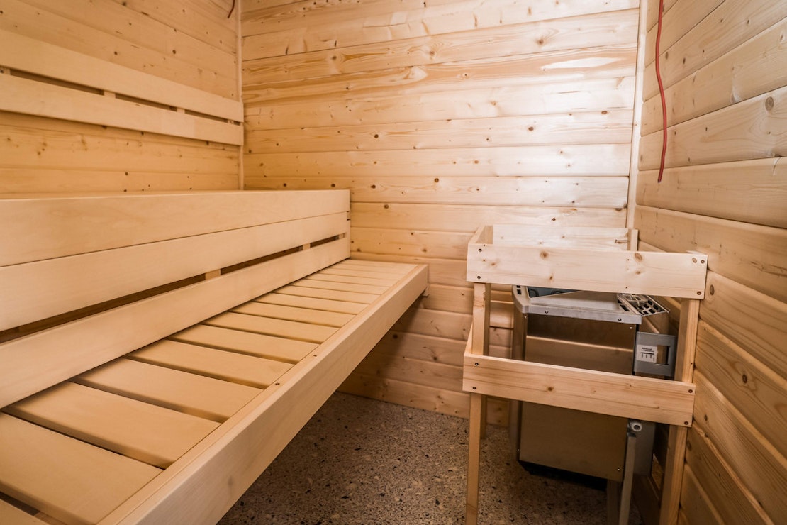 Ein Biokombiofen in einer neu gebauten Sauna wird angeschlossen