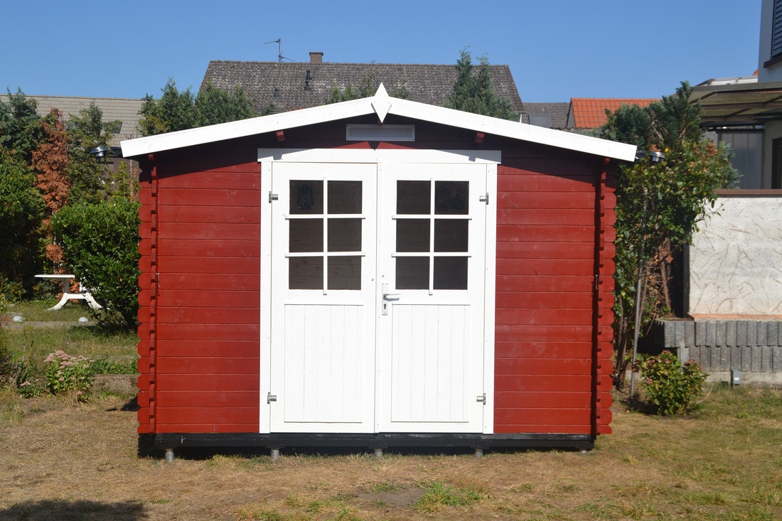Rotes schwedisches Blockbohlen-Gartenhaus