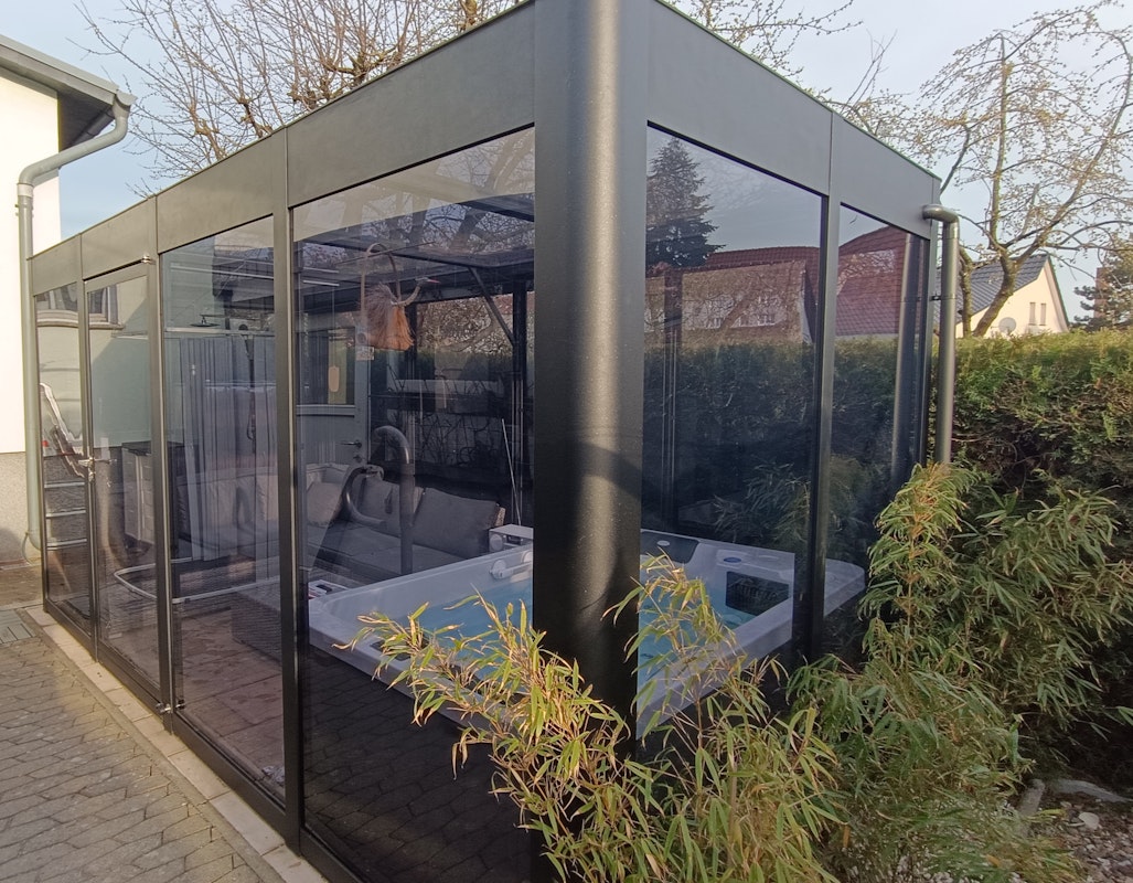 SunElements Design Gewächshaus mit Photovoltaik Teaser Bild 1