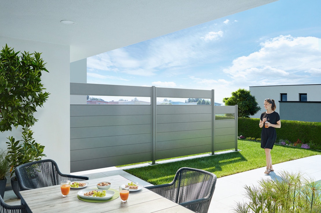 Terrasse und Garten mit Sichtschutzzaun aus Metall
