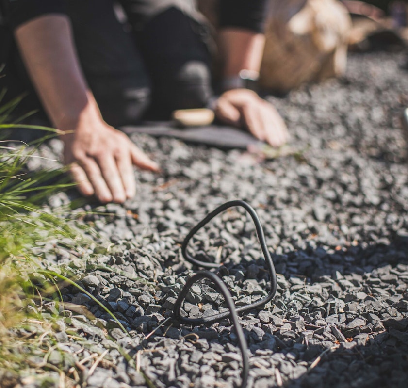 Tipp: Kabel unter dünner Kiesschicht verlegen Kabel für Gartenbeleuchtung unter Kies verlegen