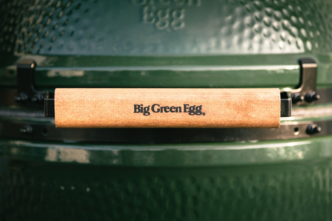 Der Griff zum Öffnen des Big Green Eggs ist aus Holz