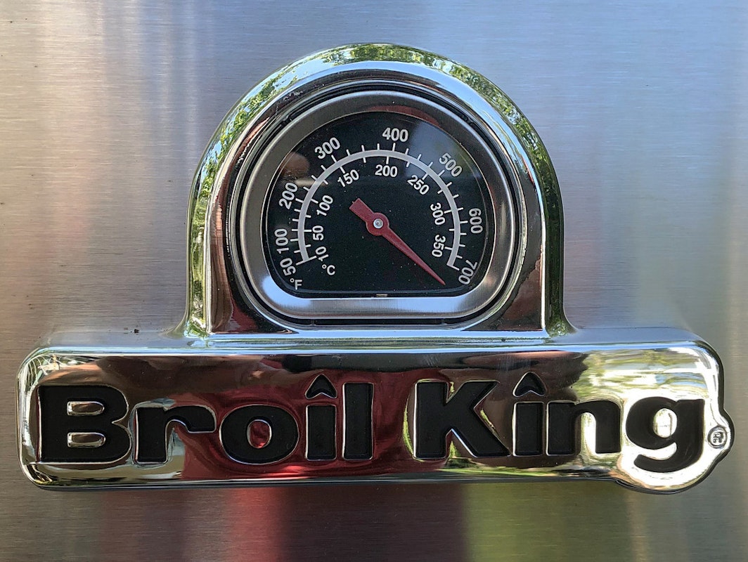 Broil King Markenlogo und Thermometer auf der Grillhaube