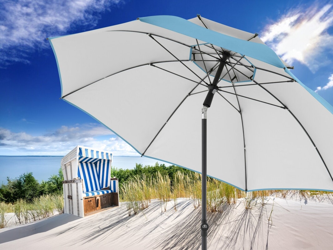 Mit passendem Schirm am Strand Mit passendem Schirm am Strand