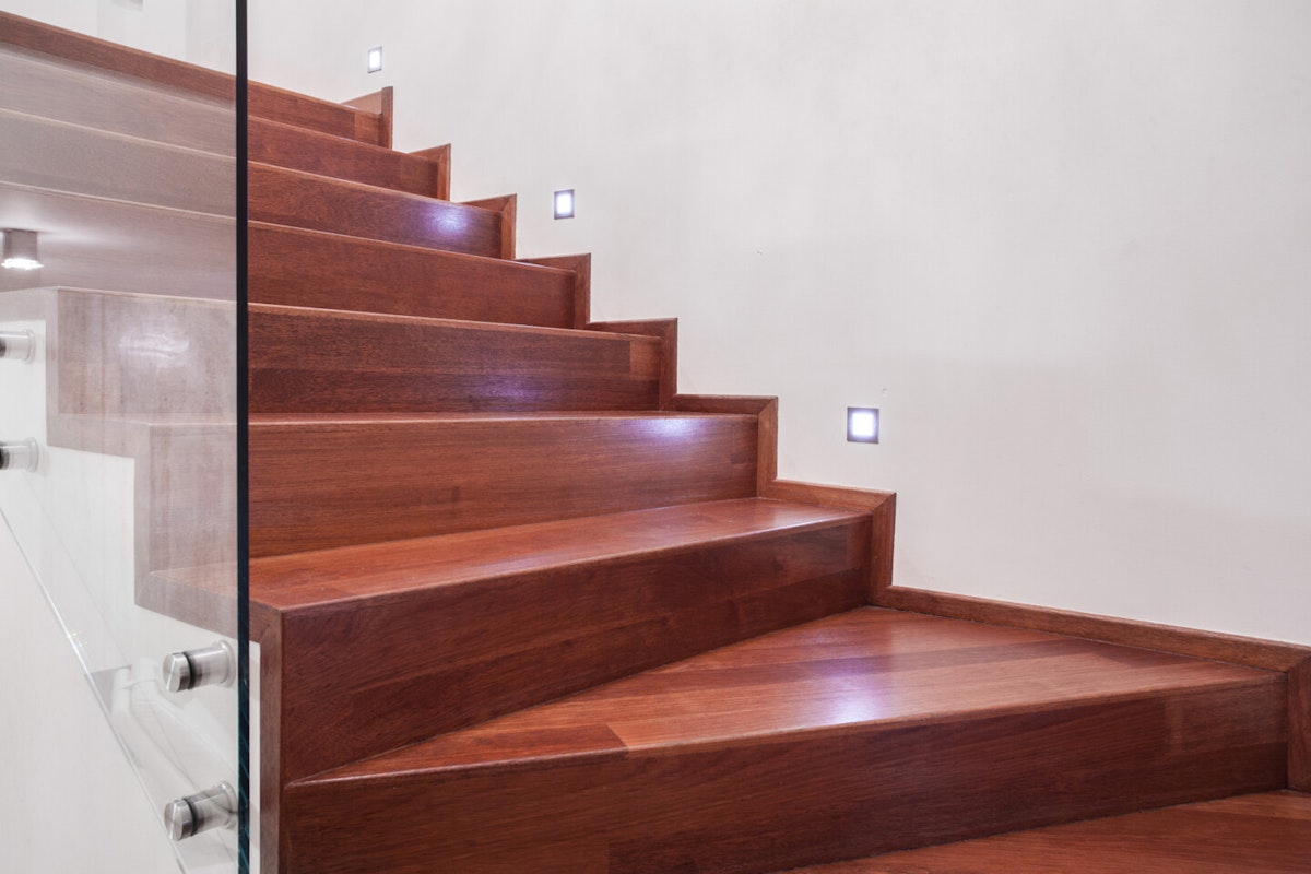 Wandeinbauleuchten Eine Holztreppe wo man bei der Wand einbauleuchten sieht