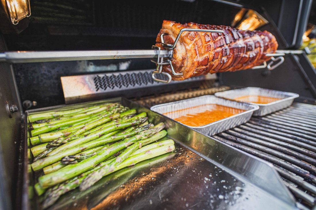 Rollbraten am Drehspieß und Dazu grüner Spargel vom Gasgrill