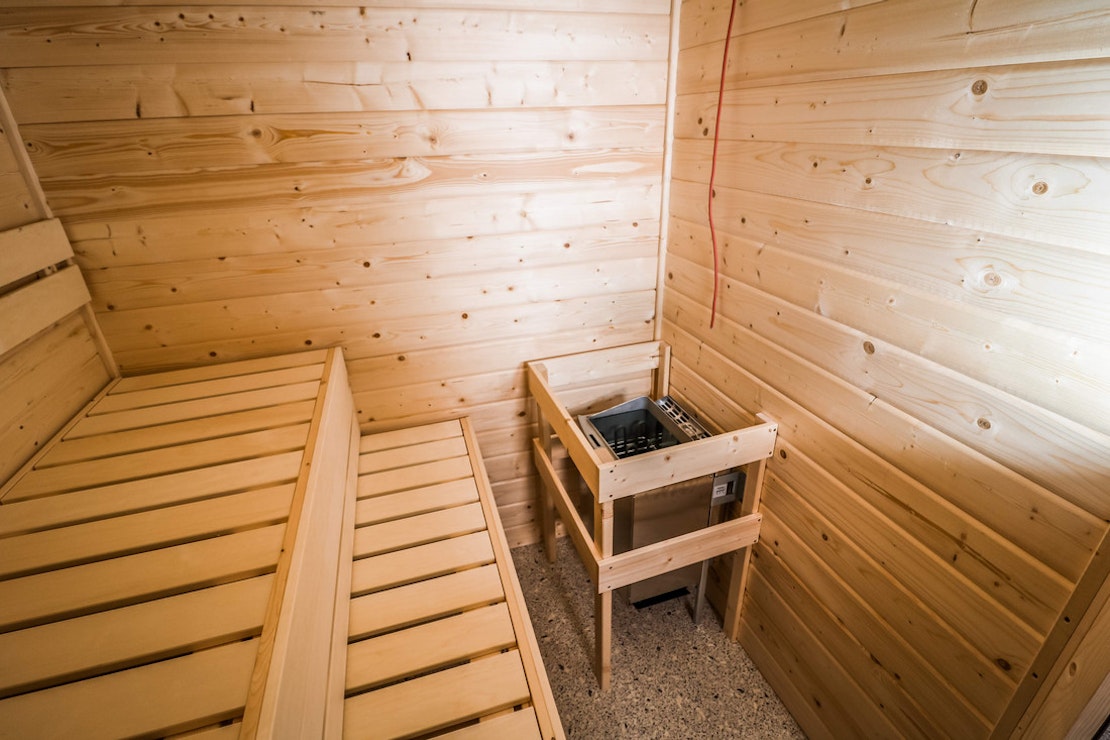 Ein frisch montierter Saunaofen in einer neuen Sauna
