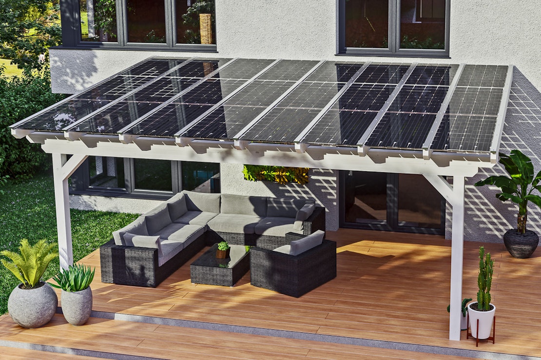 Terrassendach mit Solarpaneelen