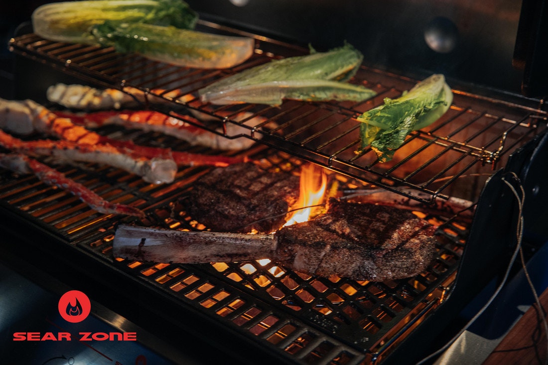Mit dem Sear Grate aus Gusseisen und der neuen Sear Zone braten Sie das perfekte Steak!