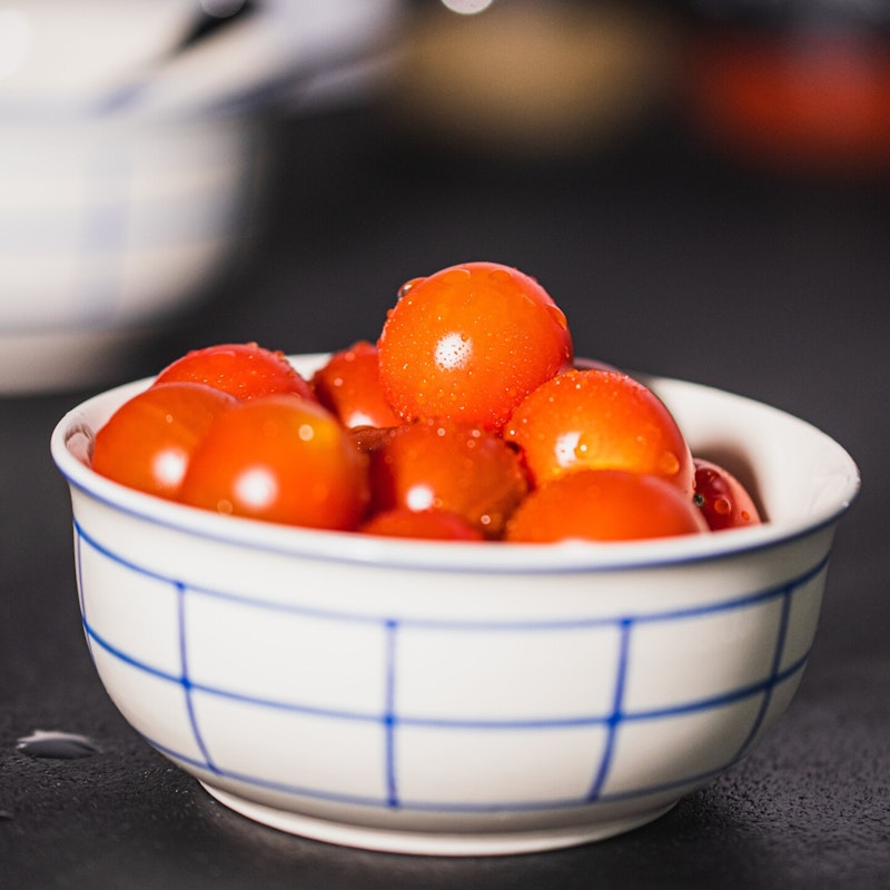 Ernteglück: Eine gefüllte Schale mit Tomaten Ernteglück: Eine gefüllte Schale mit Tomaten
