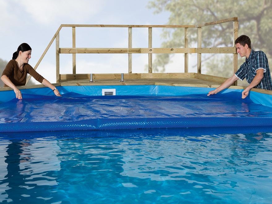 Der Pool kann mit einer Abdeckplane vor Verunreinigungen etc geschützt werden