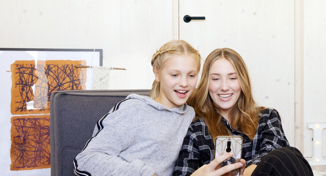 Zwei Junge Mädchen spielen am Handy