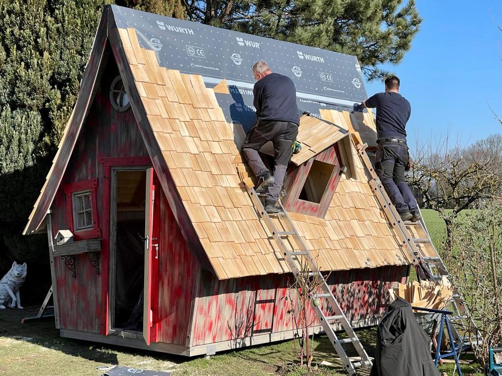 Das Hexenhäuschen wird mit Dachschindeln aus Holz gedeckt