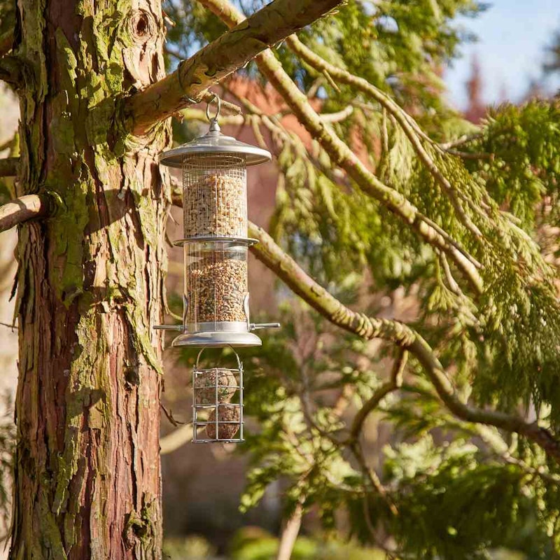 Futtersäulen für Vögel sind im Winter ideal. Hier: Von Siena Garden Futtersäulen für Vögel sind im Winter ideal