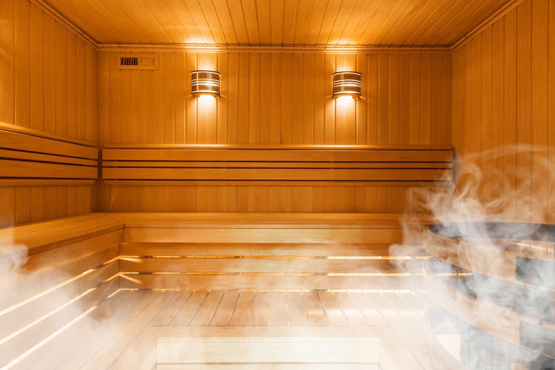 Dampf und Luftfeuchtigkeit nach dem Aufguss in einer Sauna